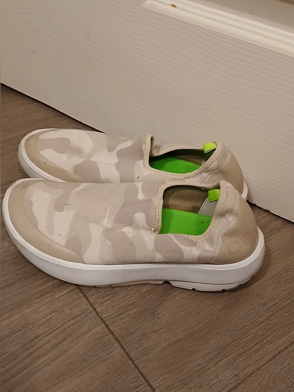 OOFOS Slip-On Sneakers in Beige Camo with Neon Green Insole